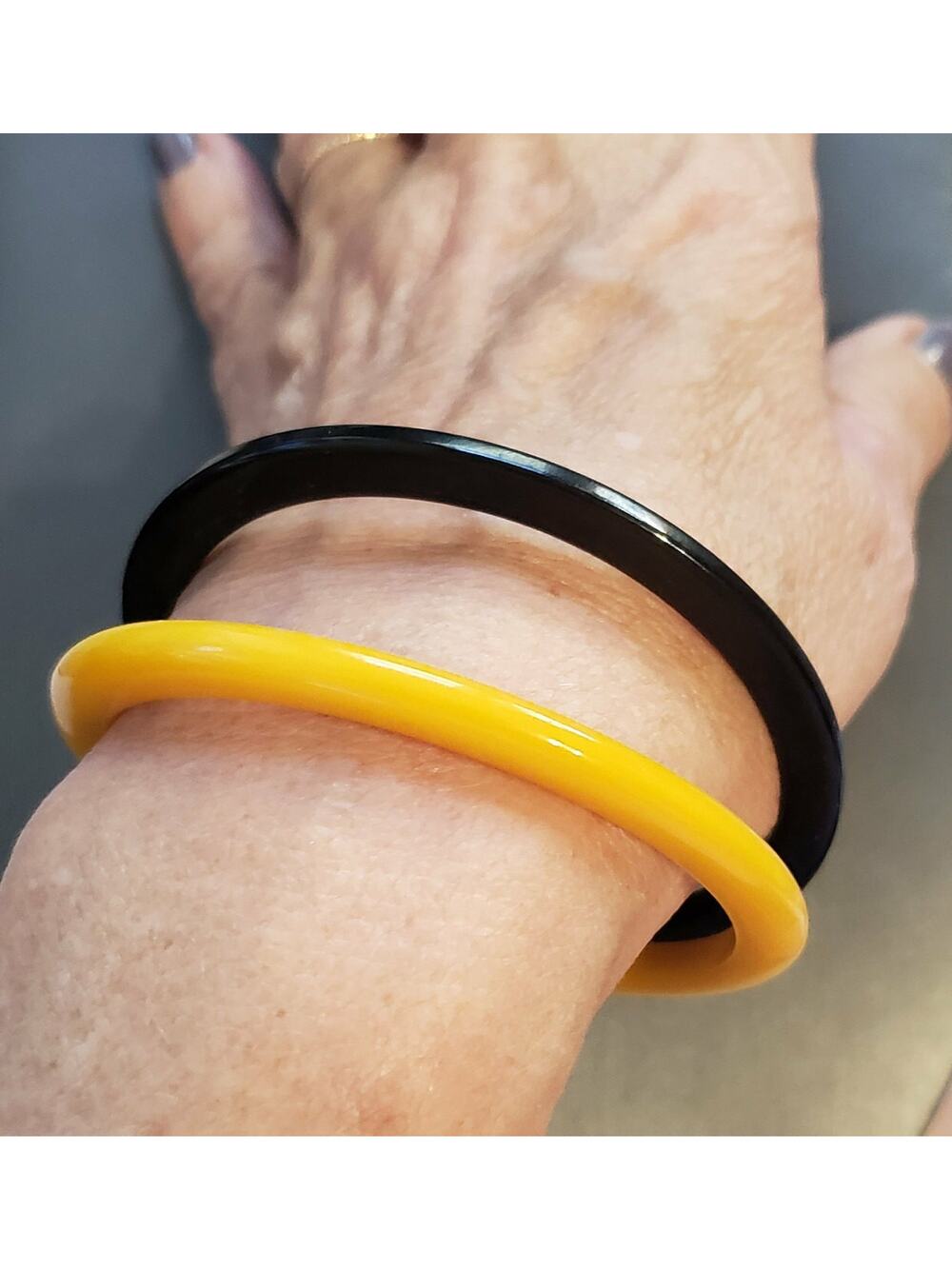 2 Bakelite Bracelets Black & Yellow‎ Vintage Early Plastic Bangles bn-2